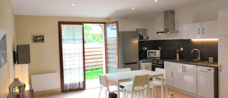 Een koelkast, een magnetron, een oven, een kookplaat