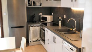 Kaffetrakter/tekoker, kjøleskap, mikrobølgeovn og ovn