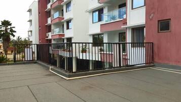 Vista frontal de la propiedad