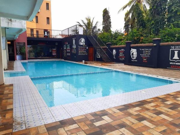 2 piscines extérieures