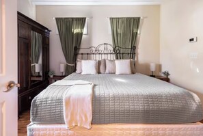 2 chambres, bureau, fer et planche à repasser, lit parapluie