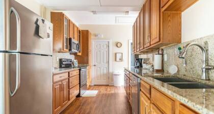 Historic Full House 2min walk to Historic Downtown with 75" 8K TV & Gas Grill