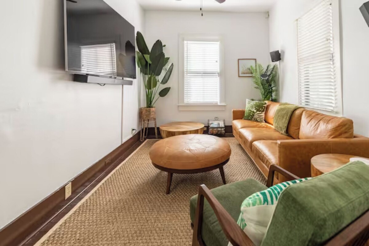Historic Full House 2min walk to Historic Downtown with 75" 8K TV & Gas Grill