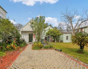 Exterior - Historic Full House 2min walk to Historic Downtown with 75" 8K TV & Gas Grill (St. Augustine)