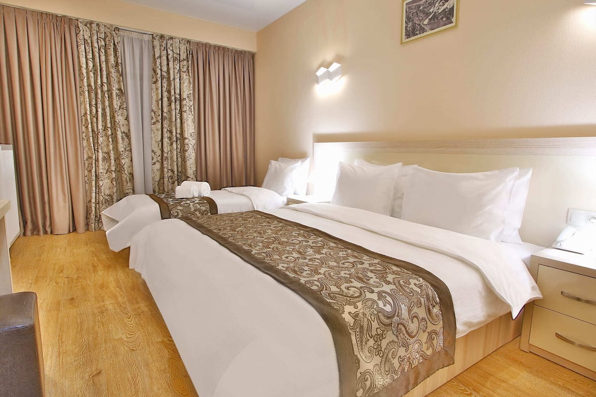 Triple Room | In-room safe, soundproofing, free WiFi, bed sheets