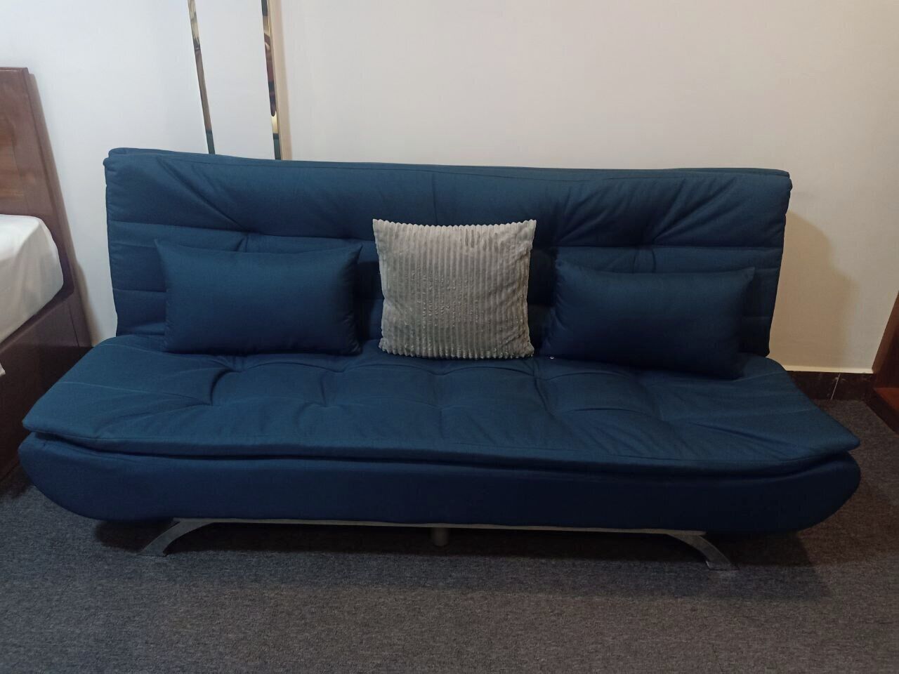 executive double room, 1 king bed, city view | living area | 34-inch lcd tv with digital channels