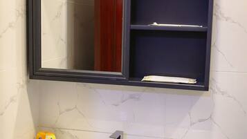 Executive Double Room, 1 King Bed, City View | Bathroom | Shower, rainfall showerhead, free toiletries, hair dryer