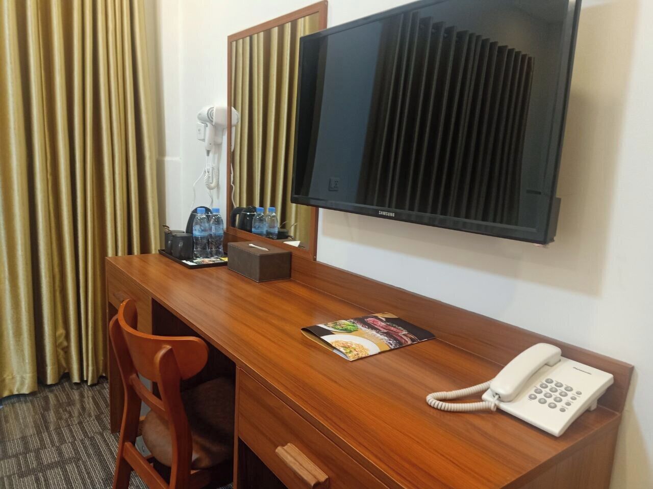deluxe double room, 1 queen bed, non smoking, city view | living area | 34-inch lcd tv with digital channels