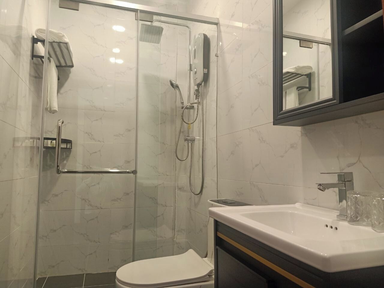 shower, rainfall showerhead, free toiletries, hair dryer