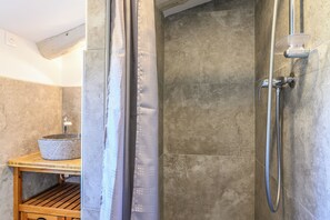 Dusche, Haartrockner, Handtücher, Seife