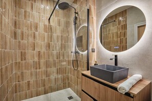 Dusj, hårføner, håndklær og sjampo