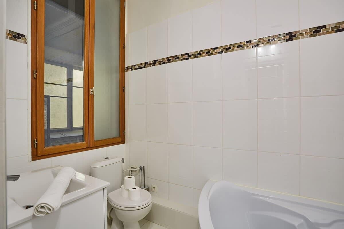 Kylpyamme, hiustenkuivaaja, pyyhkeet, saippua