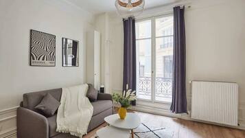 Una Smart TV, una chimenea