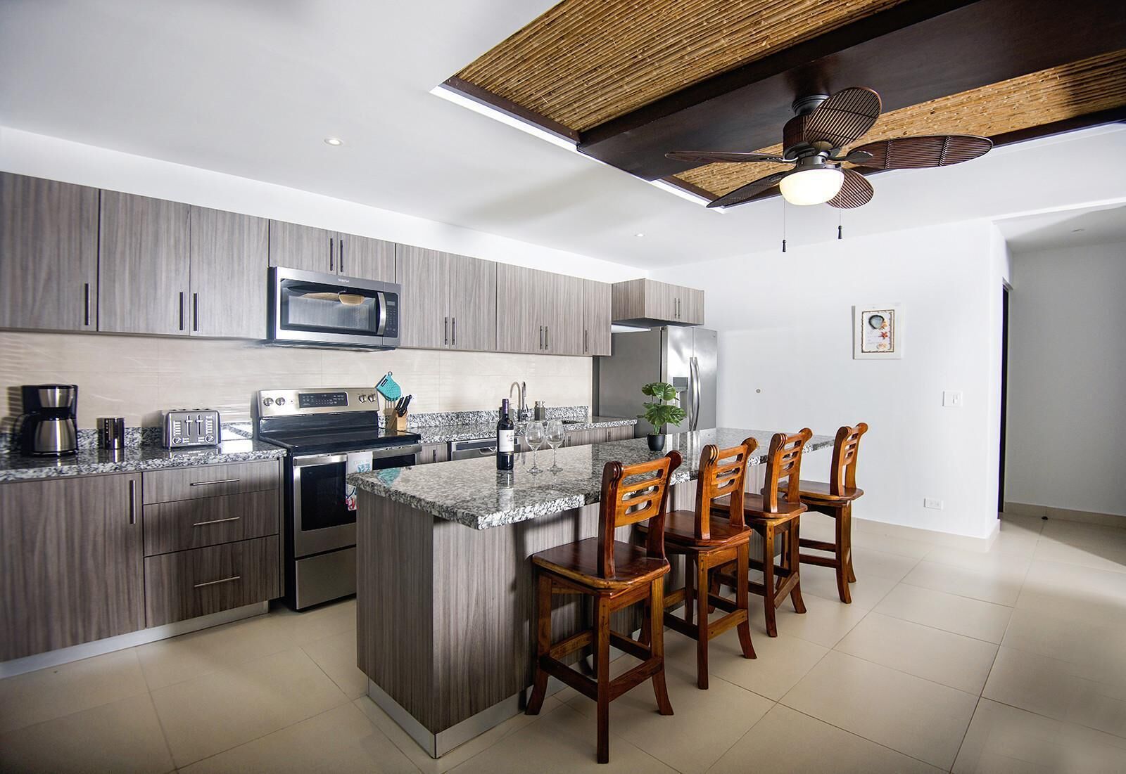 Refrigerador, microondas, horno y parrilla de estufa 