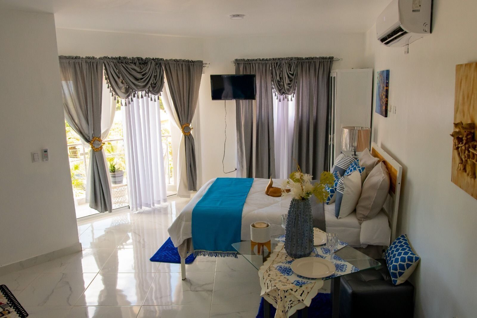 ROYAL TERRACE KING IV