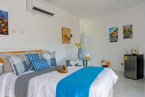 Estudi | Caixa forta a l'habitació, decoració individual i mobiliari individual 