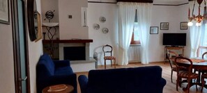 Una Smart TV, una chimenea, un reproductor de DVD, un futbolín