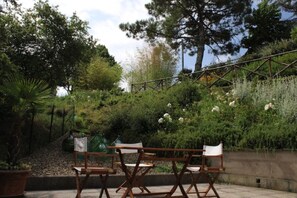 Outdoor dining - The Cypress (Castiglion Ubertini)