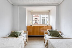 2 bedrooms, iron/ironing board, travel crib, free WiFi - Big and authentic flat in Valencia near beach (València)