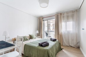 2 habitaciones, tabla de planchar con plancha y cuna de viaje 