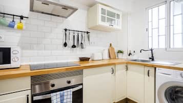 Een koelkast, een magnetron, een oven, een kookplaat