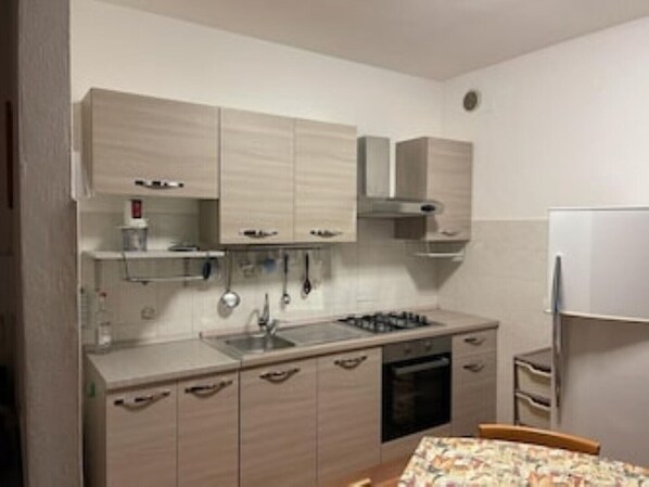 Fridge, microwave, oven, stovetop - PuntaLago Apartment (Castiglione del Lago)