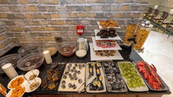 Ein reichhaltiges Buffet mit Speisen und Getränken.