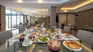 Sudah termasuk sarapan prasmanan setiap hari