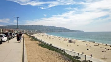 Aurinkotuoleja, rantapyyhkeitä