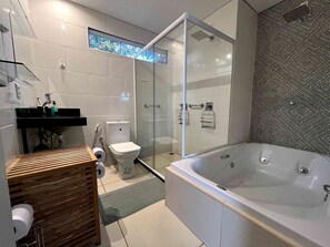 Shower, jetted bath, hair dryer, towels - Gran Villela Home Stay - Villa Kubitschek - Country house Lago Sul Brasilia-DF (Lago Sul)