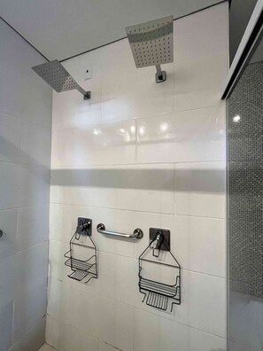 Shower, jetted tub, hair dryer, towels