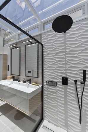 Shower, hair dryer, towels
