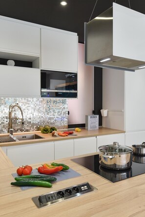 Kylskåp, mikrovågsugn, ugn och diskmaskin