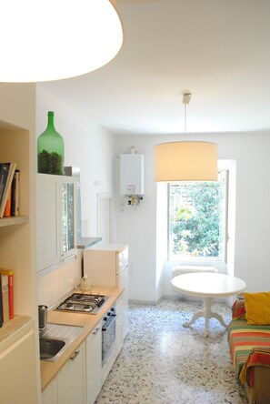 Frigorifero, microonde, forno, piano cottura