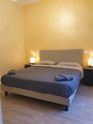 2 bedrooms, travel cot, free WiFi, bed sheets