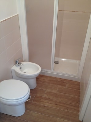Douche, sĂšche-cheveux, bidet, serviettes fournies