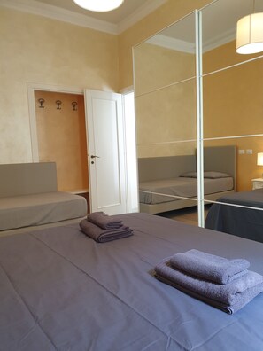 2 bedrooms, travel cot, free WiFi, bed sheets