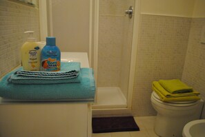 Doccia, asciugacapelli, bidet, asciugamani