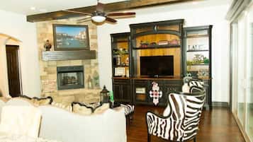 Älytelevisio, takka, DVD-soitin, kirjoja