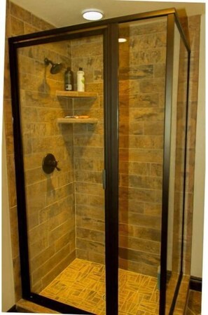 Douche, séchoir à cheveux, serviettes fournies, savon