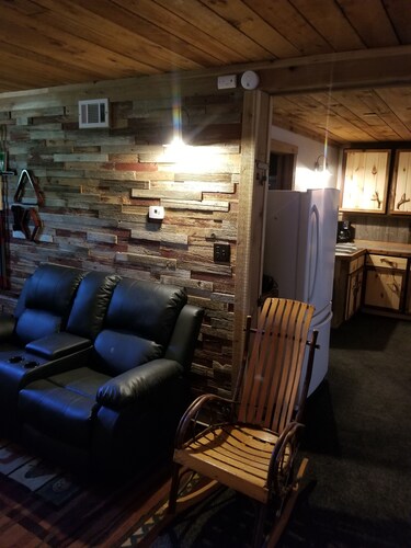 Cozy, open concept barnwood cabin with pool table & shuffleboard near PM river!