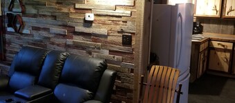 Cozy, open concept barnwood cabin with pool table & shuffleboard near PM river!