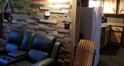 Cozy, open concept barnwood cabin with pool table & shuffleboard near PM river!