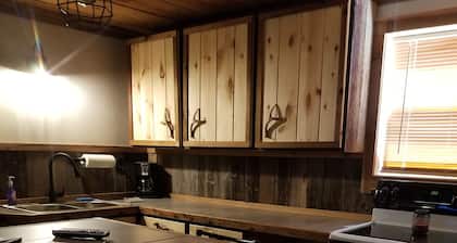 Cozy, open concept barnwood cabin with pool table & shuffleboard near PM river!