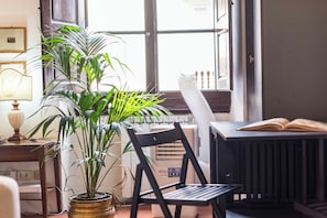 Apartamento conforto | Área de estar | TV de tela plana 32 polegadas com canais digitais