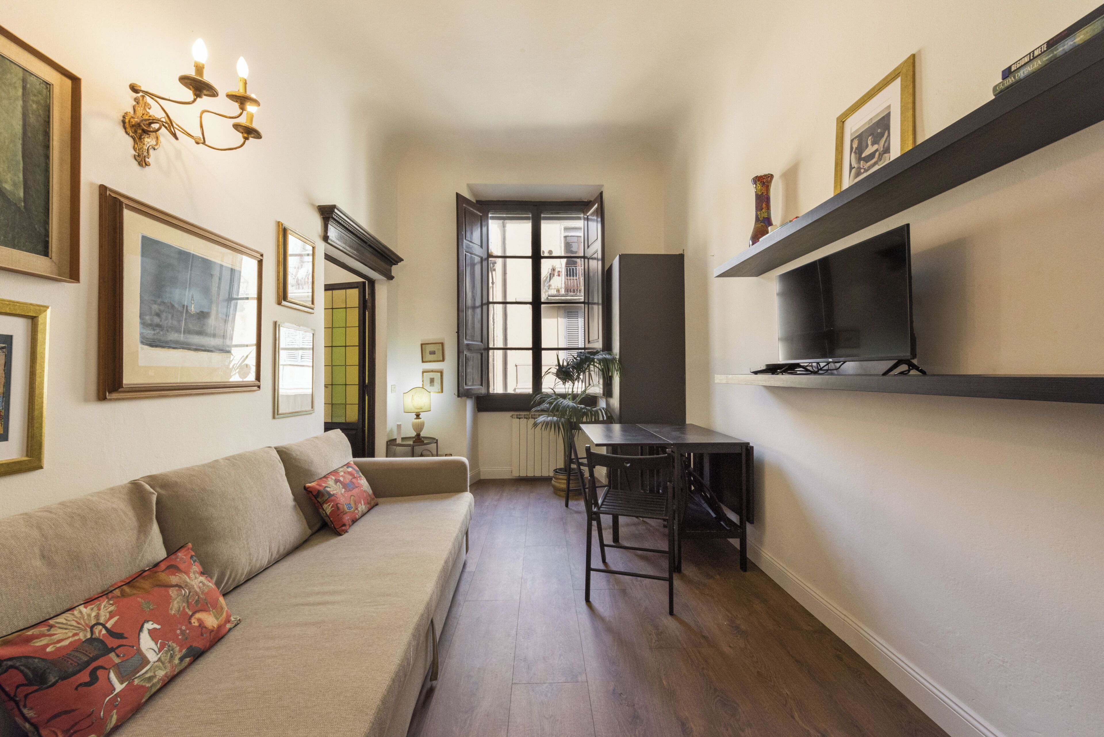 Apartamento Confort | Zona de estar | Televisión de pantalla plana de 32 pulgadas con canales digitales