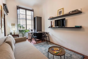 Apartamento conforto | Área de estar | TV de tela plana 32 polegadas com canais digitais