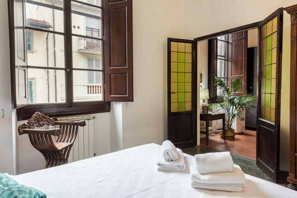 Apartamento conforto | Roupas de cama premium, edredons de pluma, individualmente decorados