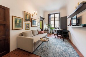 Apartamento conforto | Área de estar | TV de tela plana 32 polegadas com canais digitais