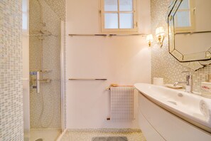 Secador de pelo y toallas